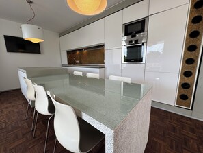 Micro-ondes, four, plaque de cuisson, lave-vaisselle