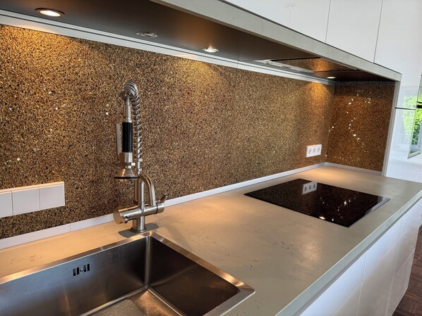 Micro-ondes, four, plaque de cuisson, lave-vaisselle