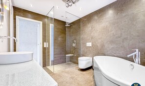 Sèche-cheveux, serviettes fournies, papier toilette