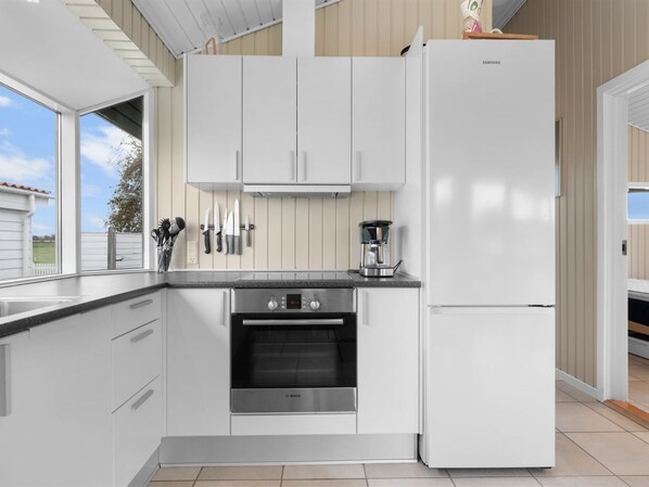 Fridge, microwave, dishwasher, cookware/dishes/utensils