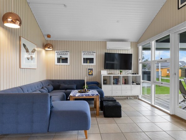 TV - "Roya" - 100m from the sea by Interhome (Mesinge)