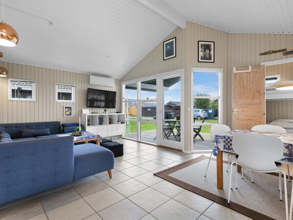 TV - "Roya" - 100m from the sea by Interhome (Mesinge)