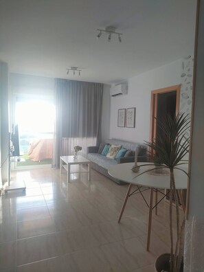 Apartment, 2 Schlafzimmer, barrierefrei, Balkon | Wohnzimmer