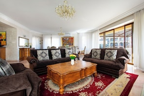 Apartment, 3 Bedrooms, City View | Living area