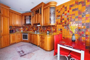 Apartamento, 3 habitaciones, vistas a la ciudad | Cocina privada