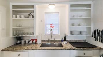 Kühlschrank, Ofen, Herdplatte, Wasserkocher mit Kaffee-/Teezubehör