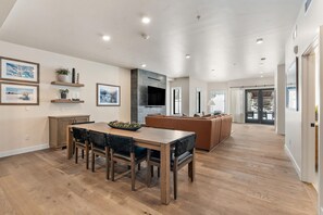 Una cocina amplia con zona de comedor, muebles de madera y una isla grande.