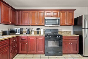 Kjøleskap, mikrobølgeovn, ovn og kokeplater