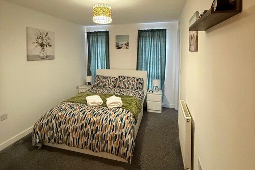 2 Bed - Sleeps 6 - Free Parking