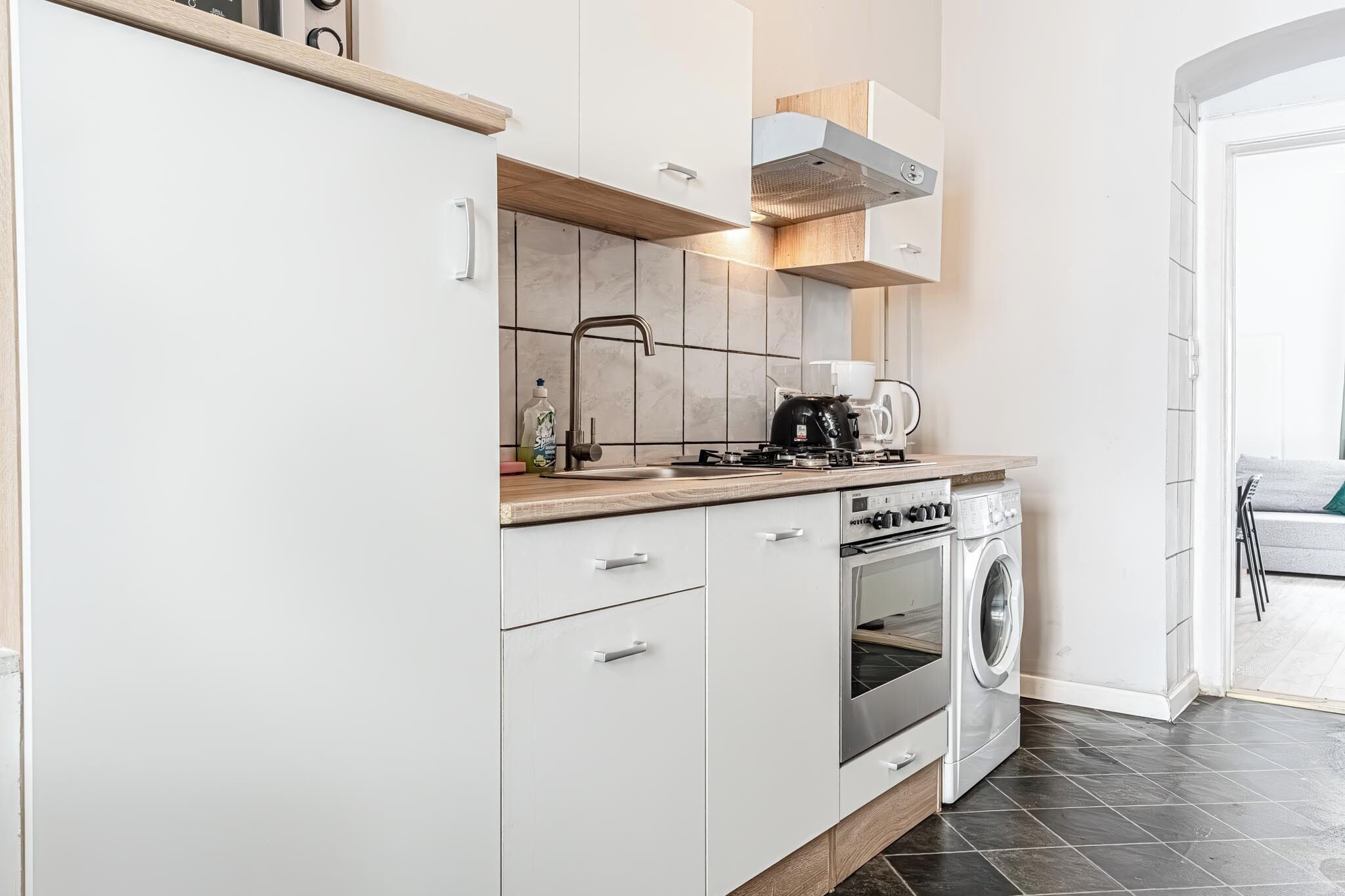 Departamento básico | Cocina privada | Refrigerador, microondas, horno y parrilla de estufa 