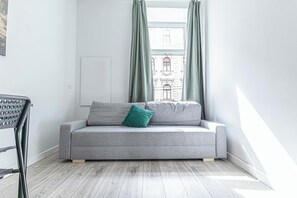 Living room - Cozy 2BR 1LR Apt Near Westbahnhof (Vienna)