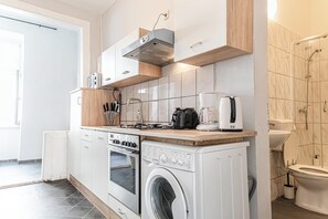 Eenvoudig appartement | Privékeuken | Een koelkast, een magnetron, een oven, een kookplaat