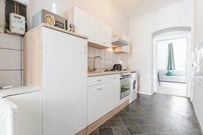 Private kitchen - Cozy 2BR 1LR Apt Near Westbahnhof (Vienna)