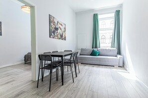 Living room - Cozy 2BR 1LR Apt Near Westbahnhof (Vienna)