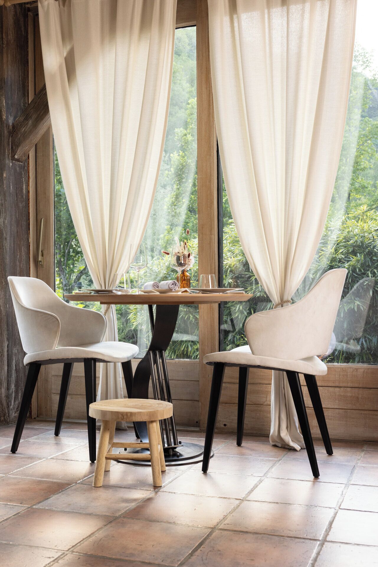 2 間餐廳，供應午餐