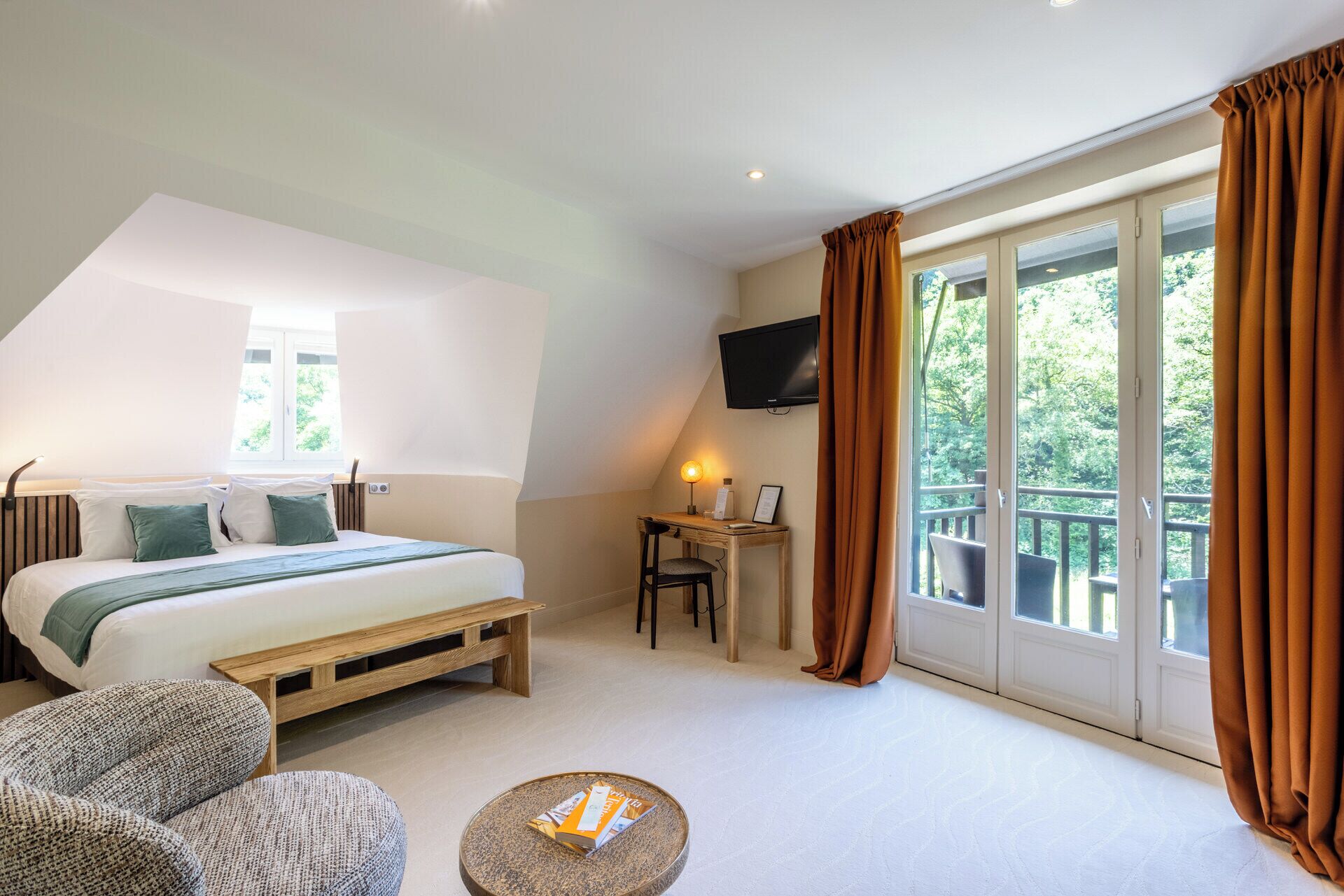 Suite, balkon, pemandangan sungai | Brankas, tirai kedap cahaya, setrika/meja setrika, dan Wi-Fi gratis