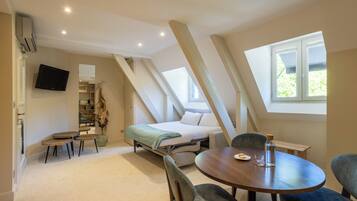 Suite, Balcony, River View | In-room safe, blackout curtains, iron/ironing board, free WiFi