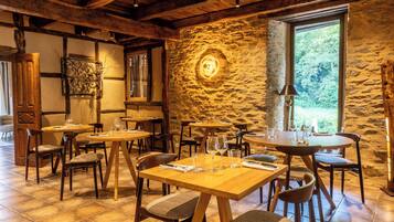 2 restaurants servant le déjeuner