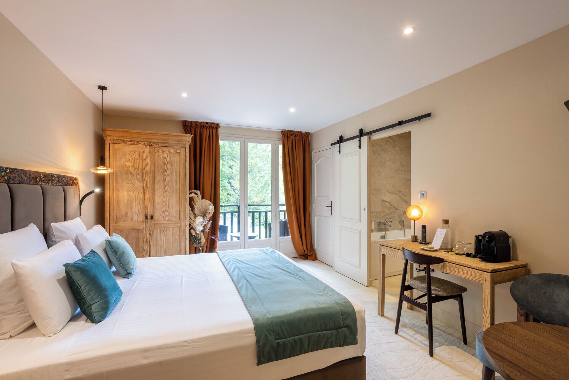 Kamar Double, balkon, pemandangan sungai | Brankas, tirai kedap cahaya, setrika/meja setrika, dan Wi-Fi gratis