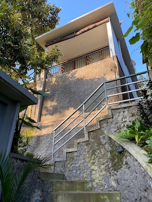 Pintu masuk properti