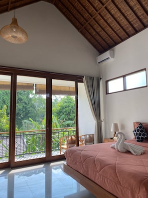 Kamar, balkon, pemandangan lembah | Ruang kerja ramah laptop dan seprai linen