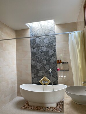 Room, Balcony, Valley View | Bathroom | Towels, soap, shampoo, toilet paper