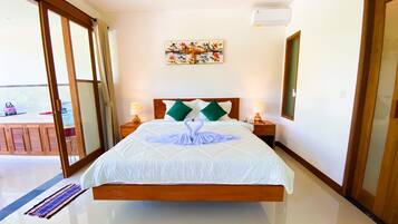 Værelse - 1 soveværelse - udsigt til pool | Arbejdsområde til bærbare computere, sengetøj