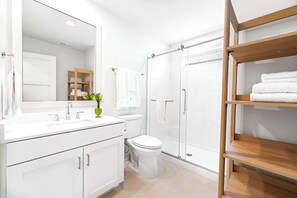 Dusche, Haartrockner, Handtücher