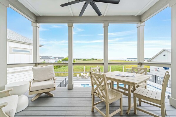 屋外ダイニングエリア