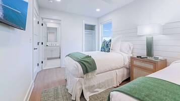 Un dormitorio moderno con cama, mesita de noche y ventilador de techo.