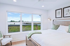 2 bedrooms, iron/ironing board, travel cot, WiFi - Waterfront Villa with Pool & Boat Slip (Georgetown)