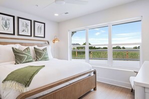 2 bedrooms, iron/ironing board, travel crib, WiFi - Winyah Bay Villa: Pool & Boat Slip (Georgetown)