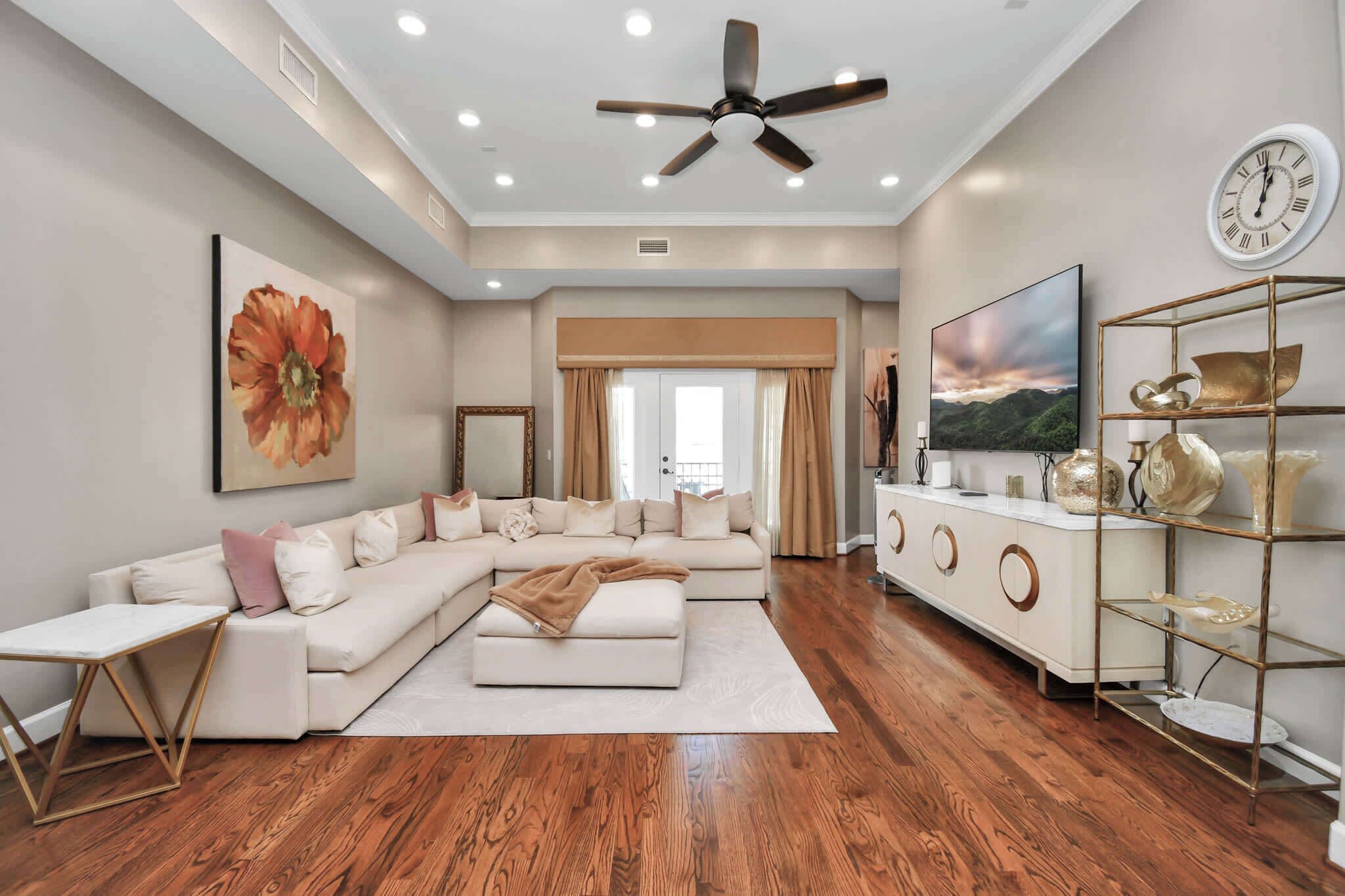 Televisión, libros, estéreo y oficina 