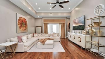 Fernseher, Bücher, Stereoanlage, Arbeitsbereiche