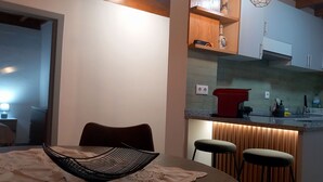 Una cocina moderna con comedor.