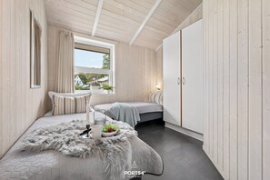 6 bedrooms, travel cot, free WiFi, bed sheets