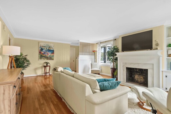 TV, fireplace, offices