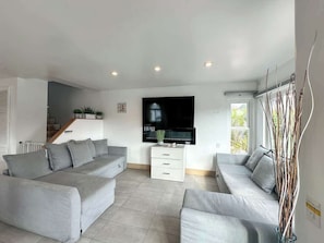 TV, peis og kontorer