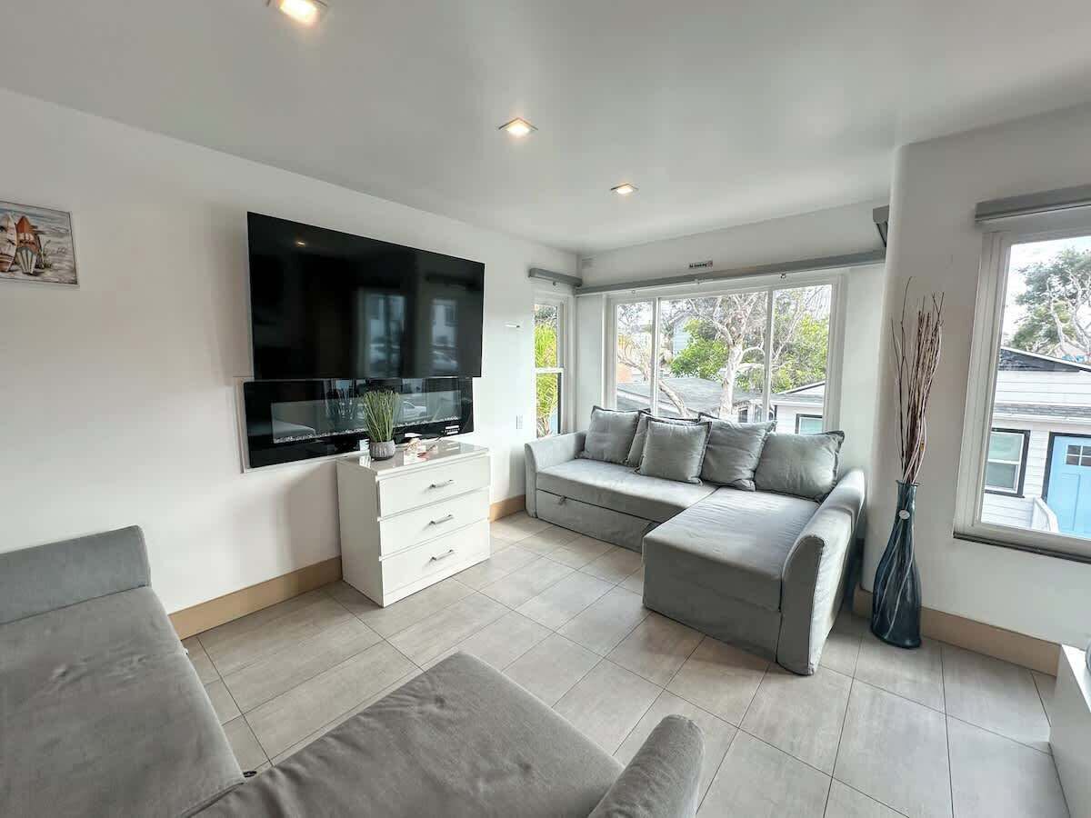 Télévision, cheminée, espaces bureaux