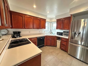 Kjøleskap, mikrobølgeovn, ovn og kokeplater