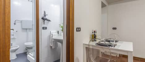 Dusche, Haartrockner, Bidet, Handtücher