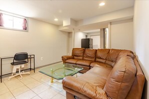 Living area - Charming 2-bedroom apartment in welcoming Upper Marlboro with AC (Upper Marlboro)