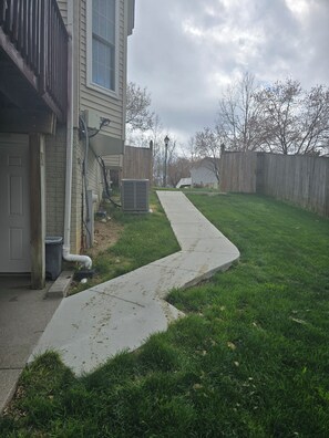 Property grounds - Charming 2-bedroom apartment in welcoming Upper Marlboro with AC (Upper Marlboro)