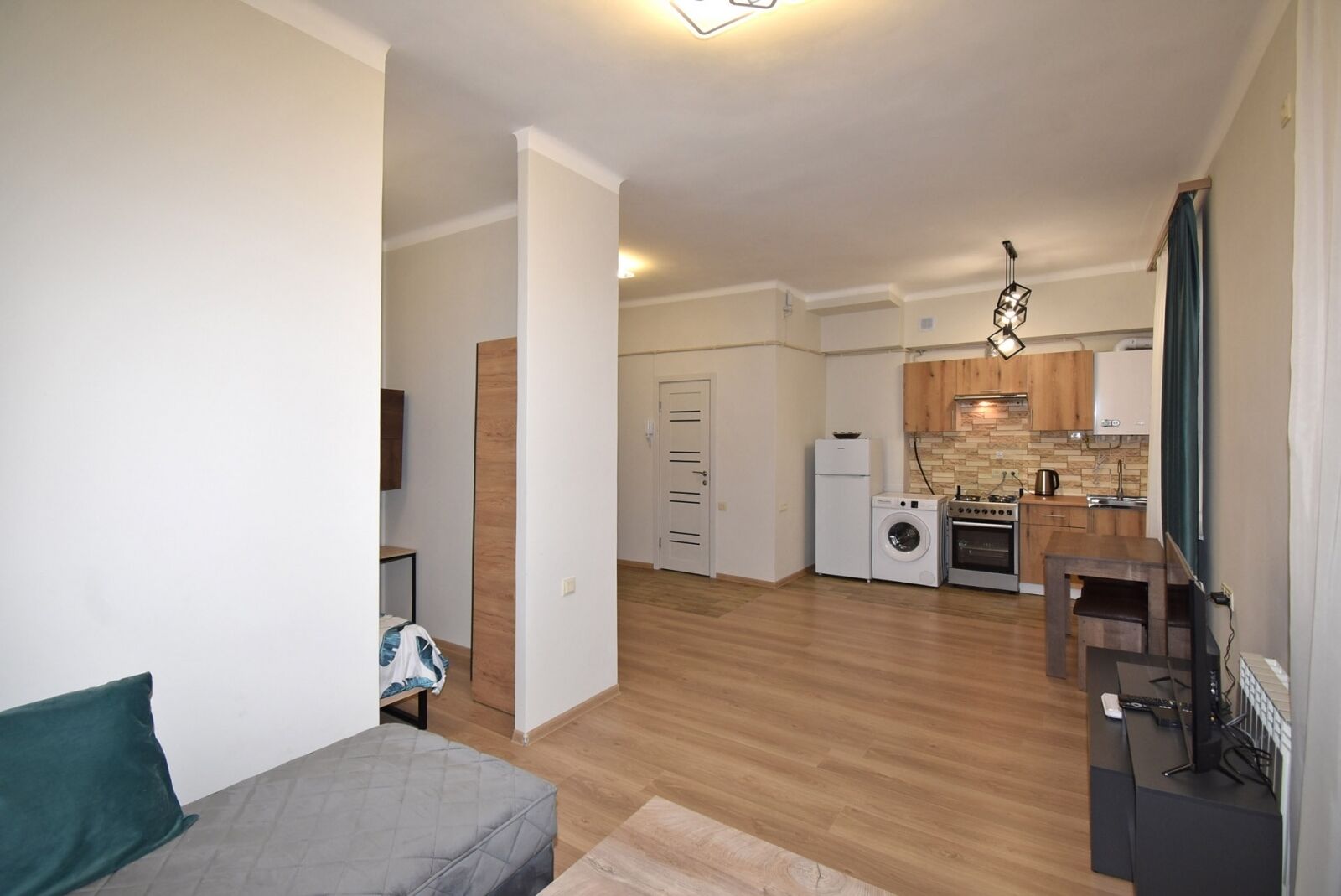 Leilighet – basic, balkong, parkutsikt | Oppholdsområde | En 50-tommers Flatskjerm-TV med kabel-kanaler