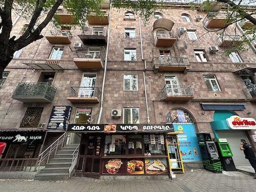 Apartment by Luxe Group AL777