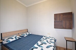 Eenvoudig appartement, balkon, uitzicht op park | Een strijkplank/strijkijzer, gratis wifi