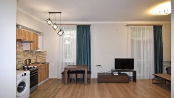 Appartement, balcon, vue parc | Coin séjour | Télévision à écran plat de 50 pouces avec chaînes par câble