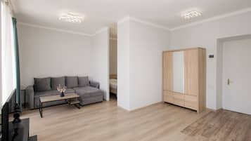 Departamento básico, balcón, vista al parque | Área de sala de estar