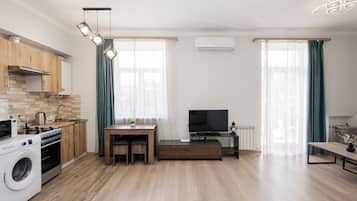 Basic-lejlighed - balkon - parkudsigt | Opholdsområde | 50-tommers fladskærms-tv med kabelkanaler