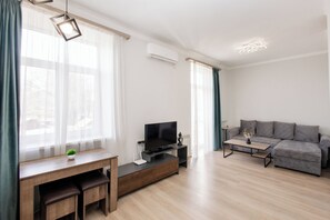 Appartement, balcon, vue parc | Coin séjour | Télévision à écran plat de 50 pouces avec chaînes par câble
